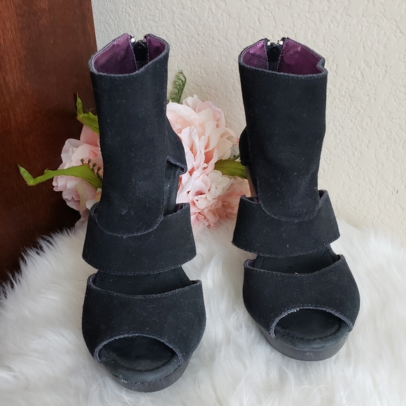 Volatile Leather Wedges - Picture 2 of 6